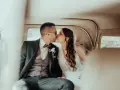 Młoda para w samochodzie, pocałunek. Dylemat podwójne nazwisko za i przeciw, czy warto?