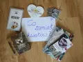 Co zamiast kwiatów na wesele? Na stole leżą karty z deserami, książki o podróżach i serce z napisem "Niech Twój uśmiech zmienia świat".