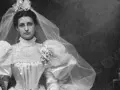 Młoda kobieta w sukni ślubnej i welonie, składająca przysięgę małżeńską przed 1928 rokiem.