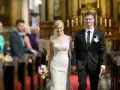 Para młoda idzie do ołtarza. Piękna suknia ślubna i elegancki garnitur świadczą o tym, że to wyjątkowy ślub po 40.