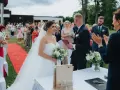Urzędniczka udziela ślubu cywilnego parze młodej na tle gości.