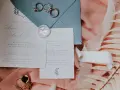Eleganckie zaproszenie na ślub Moniki i Marka, z obrączkami i pieczęcią. Jak przyjąć zaproszenie na ślub? Wystarczy potwierdzić obecność!