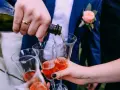 Wesele w pełni! Nalewanie szampana do kieliszków. Ile alkoholu na wesele? Zależy od gości i długości zabawy.