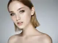 Delikatny makijaż na wesele podkreślający niebieskie oczy. Idealny look na ślub.