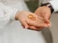 Dłonie pary trzymają obrączki. Czy małżeństwo zawarte za granicą jest ważne w Polsce? To pytanie, które zadaje sobie wiele par.