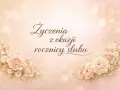 Eleganckie życzenia z okazji rocznicy ślubu, ozdobione pastelowymi różami i delikatnymi światłami.
