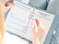 Świadkowa planuje ślub, notując zadania i fryzurę. To wspaniała niespodzianka od świadkowej!
