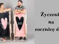 Para zakochanych przy leżakach z sercami. Idealny prezent na 28 rocznicę ślubu.