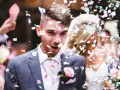 Młody pan młody w garniturze, zasypany konfetti, radośnie wita nową drogę życia. To obrazek jak z polskich wesel na wsi.