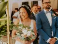 Szczęśliwa panna młoda z bukietem podczas ceremonii. Warto było czekać na ślub cywilny!