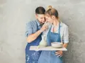 Para 9 rocznica ślubu nazwa, zakochani w glinie, tworzą razem w pracowni.