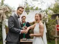 Radość panny młodej podczas ceremonii ślubu cywilnego. Pan młody zakłada jej obrączkę.