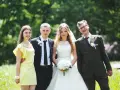 Para młoda z druhnami i świadkami. Czy świadek może być po ślubie? Tak, jak widać na zdjęciu, świadkowie są obecni i szczęśliwi.