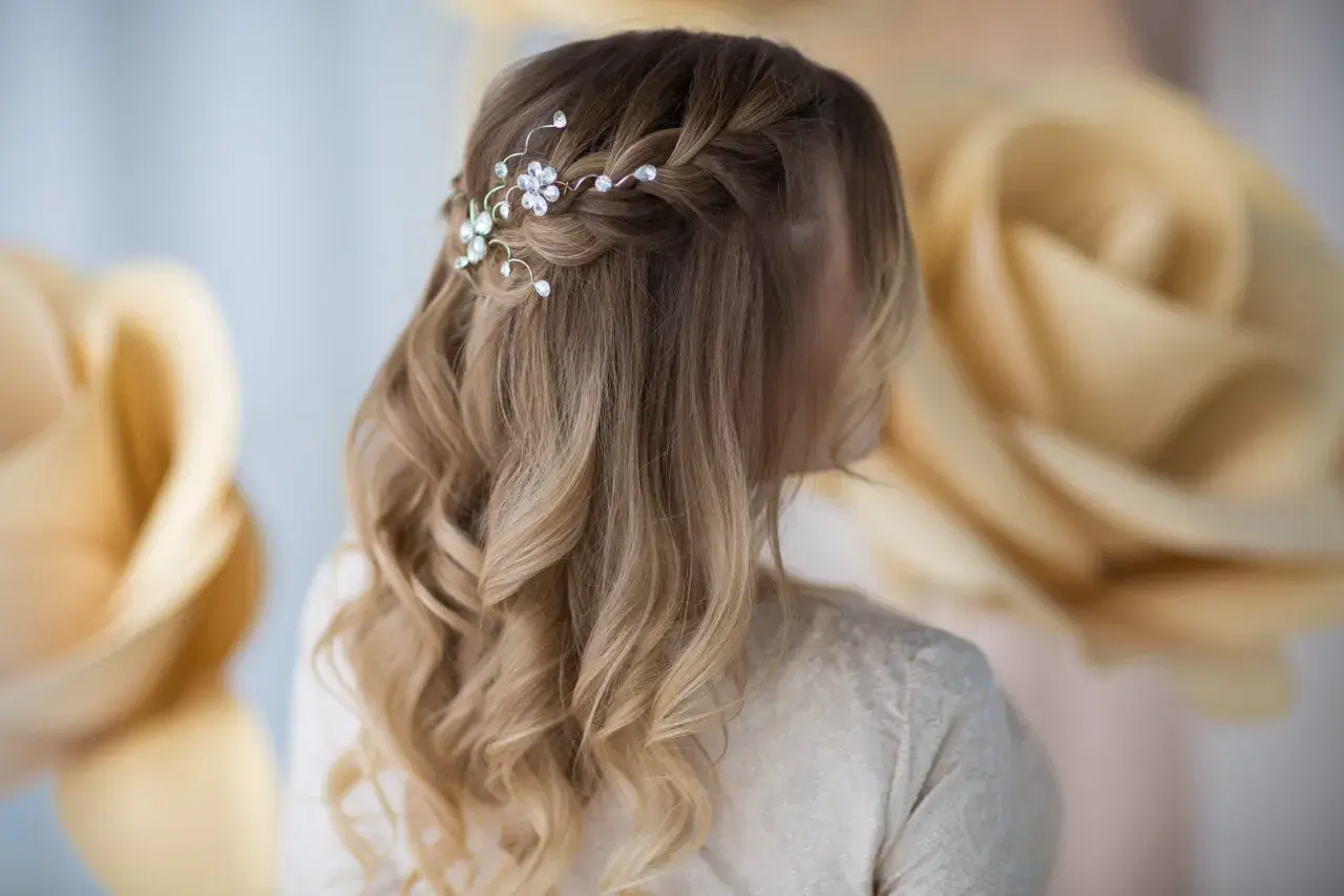 Eleganckie fryzury z warkoczem na wesele, ozdobione błyszczącymi spinkami, idealne na ślubną uroczystość.