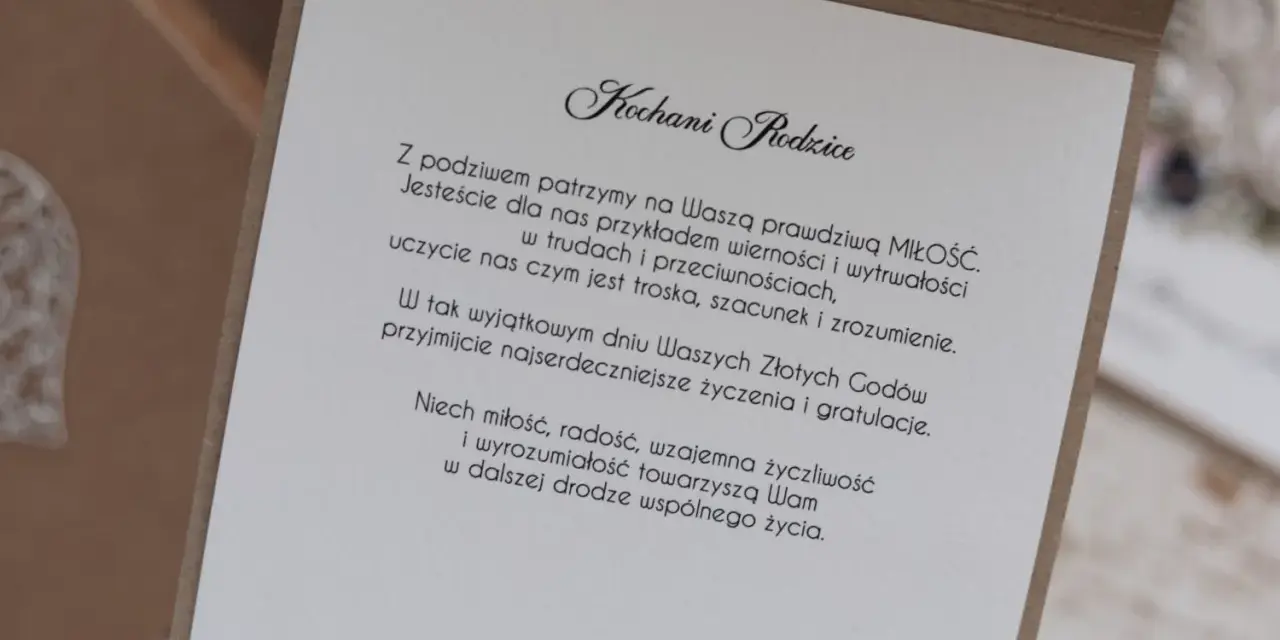 Złote Gody rodziców. Piękna kartka z życzeniami i gratulacjami, podkreślająca ich miłość i wytrwałość.