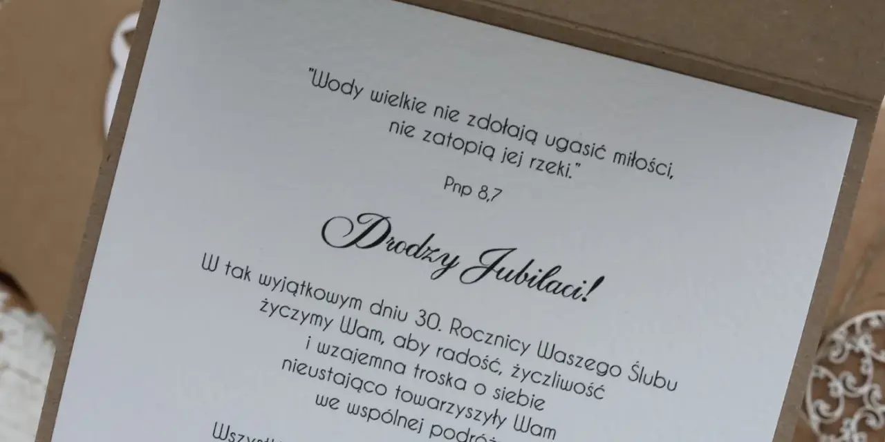 Zaproszenie na trzydziestą rocznicę ślubu, z życzeniami radości i miłości.