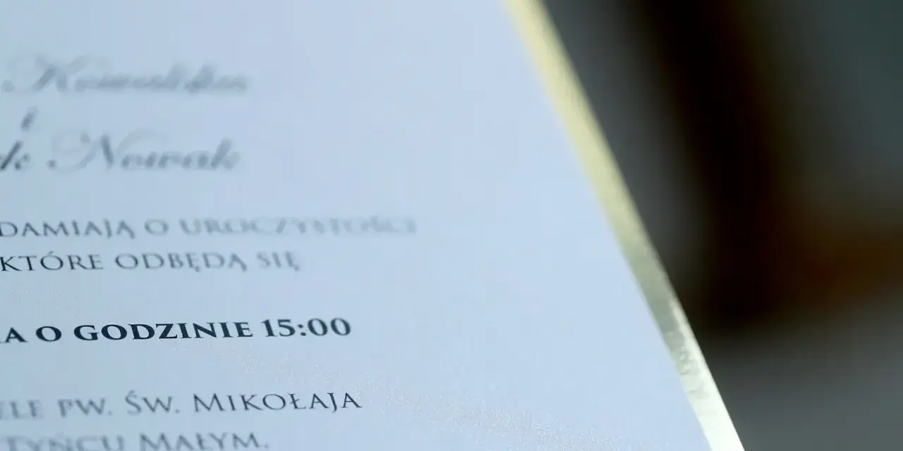 Zawiadomienie ślubne Kowalskich i Nowaków zaprasza na uroczystość o godzinie 15:00 w Kościele pw. Św. Mikołaja w Sochaczewie.