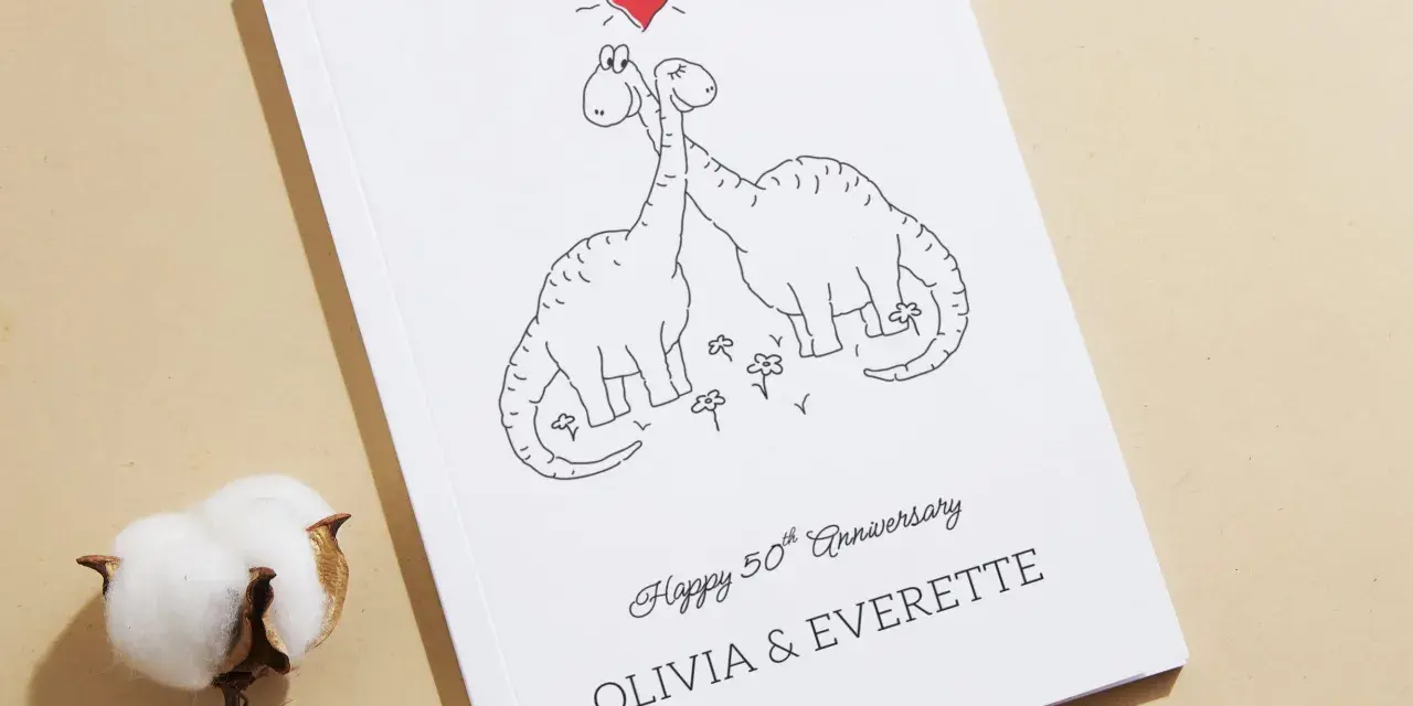 Urocza okładka z dinozaurami i sercem, idealna na odnowienie przysięgi małżeńskiej tekst na wesoło. Olivia i Everette świętują 50 lat razem!
