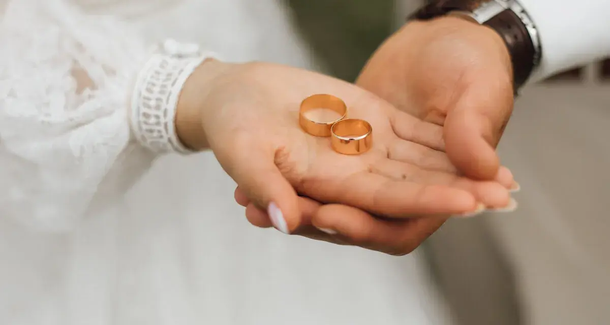 Dłonie pary trzymają obrączki. Czy małżeństwo zawarte za granicą jest ważne w Polsce? To pytanie, które zadaje sobie wiele par.