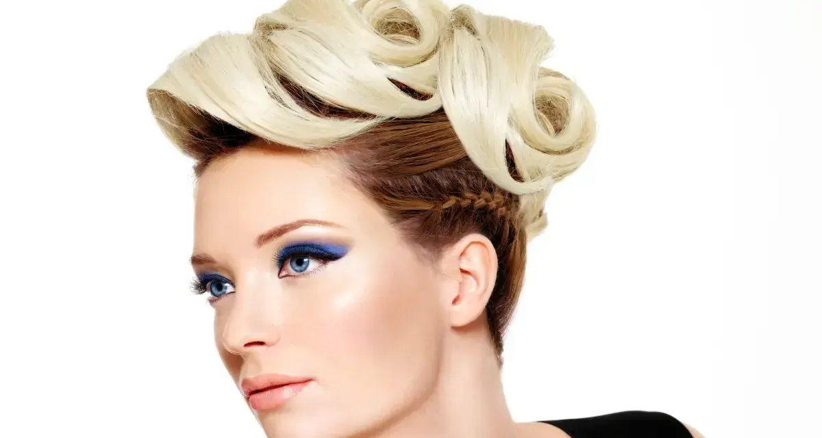 Eleganckie fryzury na wesele krótkie włosy loki, z warkoczem z boku i blond upięciem.