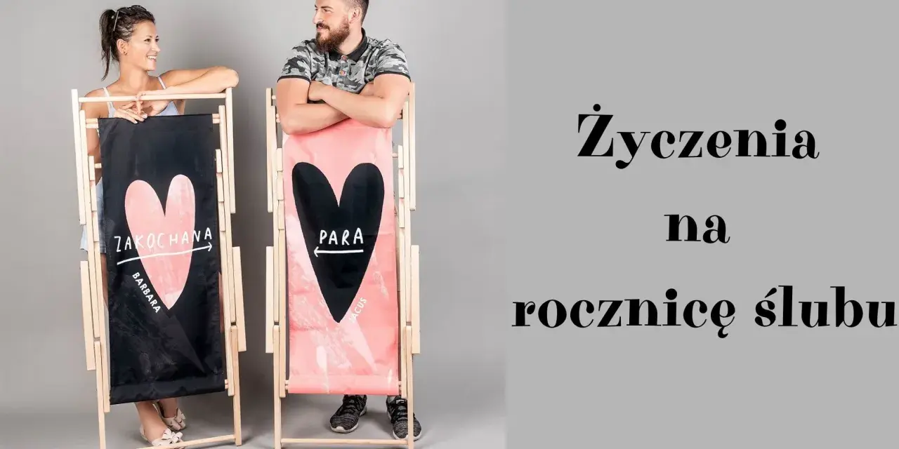 Para zakochanych przy leżakach z sercami. Idealny prezent na 28 rocznicę ślubu.