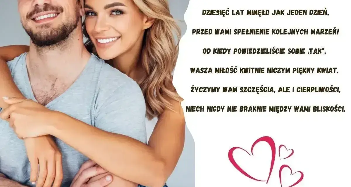 Uśmiechnięta para obejmuje się czule. Obok życzenia dla męża z okazji rocznicy ślubu: "Dziesięć lat minęło jak jeden dzień...".