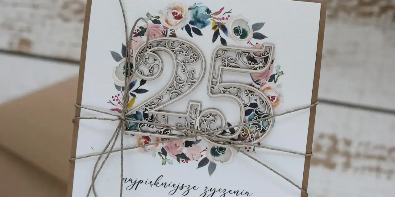Elegancka kartka z cyfrą "25" i kwiatowym motywem, idealna na 25 lat po ślubie, jakie to gody.