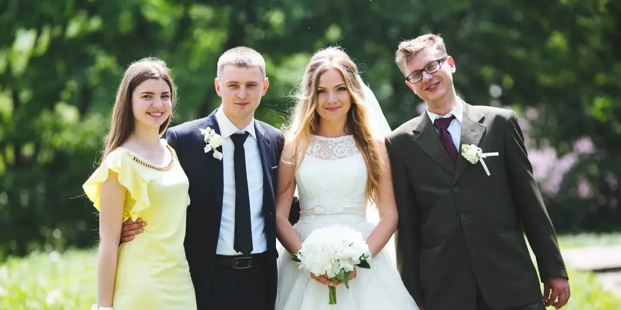 Para młoda z druhnami i świadkami. Czy świadek może być po ślubie? Tak, jak widać na zdjęciu, świadkowie są obecni i szczęśliwi.