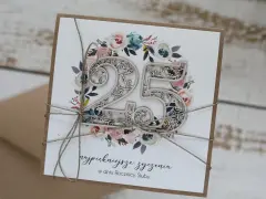 Elegancka kartka z cyfrą "25" i kwiatowym motywem, idealna na 25 lat po ślubie, jakie to gody.