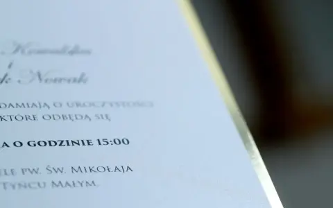 Zawiadomienie ślubne Kowalskich i Nowaków zaprasza na uroczystość o godzinie 15:00 w Kościele pw. Św. Mikołaja w Sochaczewie.
