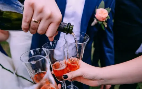 Wesele w pełni! Nalewanie szampana do kieliszków. Ile alkoholu na wesele? Zależy od gości i długości zabawy.