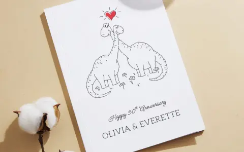 Urocza okładka z dinozaurami i sercem, idealna na odnowienie przysięgi małżeńskiej tekst na wesoło. Olivia i Everette świętują 50 lat razem!