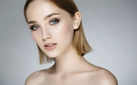 Delikatny makijaż na wesele podkreślający niebieskie oczy. Idealny look na ślub.