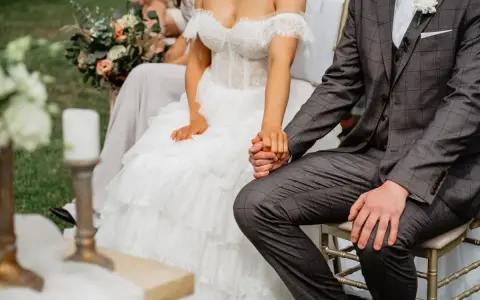 Para młoda trzyma się za ręce. Ślub kościelny to początek wspólnej drogi, pełnej miłości i błogosławieństwa.