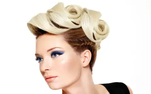 Eleganckie fryzury na wesele krótkie włosy loki, z warkoczem z boku i blond upięciem.