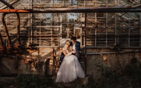 Para sesja ślubna w szklarni. Pytania do fotografa ślubnego: jakie są Wasze pomysły na kadr?