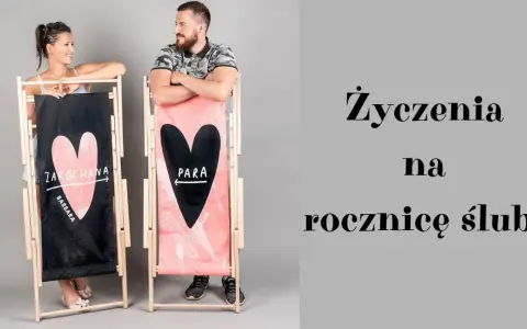 Para zakochanych przy leżakach z sercami. Idealny prezent na 28 rocznicę ślubu.