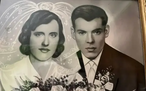 Portret pary młodej, panny młodej w welonie i pana młodego w garniturze. Bukiet róż. Pamiątka z okazji 19 rocznicy ślubu.