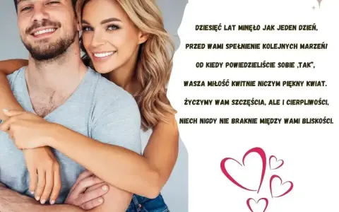 Uśmiechnięta para obejmuje się czule. Obok życzenia dla męża z okazji rocznicy ślubu: "Dziesięć lat minęło jak jeden dzień...".