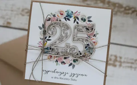 Elegancka kartka z cyfrą "25" i kwiatowym motywem, idealna na 25 lat po ślubie, jakie to gody.