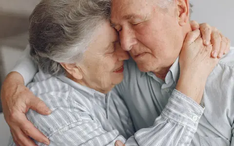 Para świętuje 65 lat małżeństwa. Jakie to gody? Diamentowe! Ich miłość trwa wiecznie.