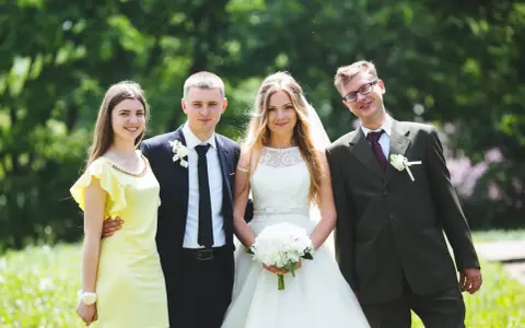 Para młoda z druhnami i świadkami. Czy świadek może być po ślubie? Tak, jak widać na zdjęciu, świadkowie są obecni i szczęśliwi.