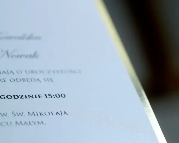 Zawiadomienie ślubne Kowalskich i Nowaków zaprasza na uroczystość o godzinie 15:00 w Kościele pw. Św. Mikołaja w Sochaczewie.