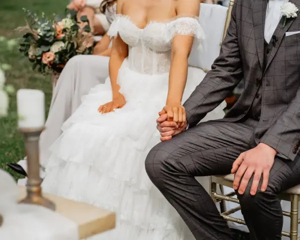 Para młoda trzyma się za ręce. Ślub kościelny to początek wspólnej drogi, pełnej miłości i błogosławieństwa.
