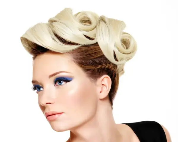 Eleganckie fryzury na wesele krótkie włosy loki, z warkoczem z boku i blond upięciem.