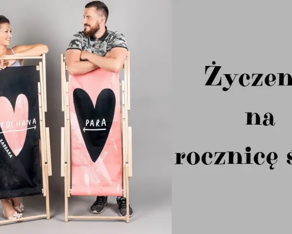 Para zakochanych przy leżakach z sercami. Idealny prezent na 28 rocznicę ślubu.