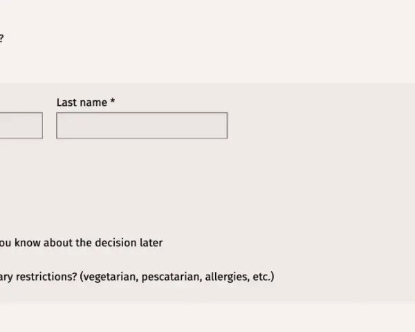 Formularz RSVP: prosimy o potwierdzenie przybycia, podanie imienia, nazwiska, liczby gości i ewentualnych ograniczeń dietetycznych.