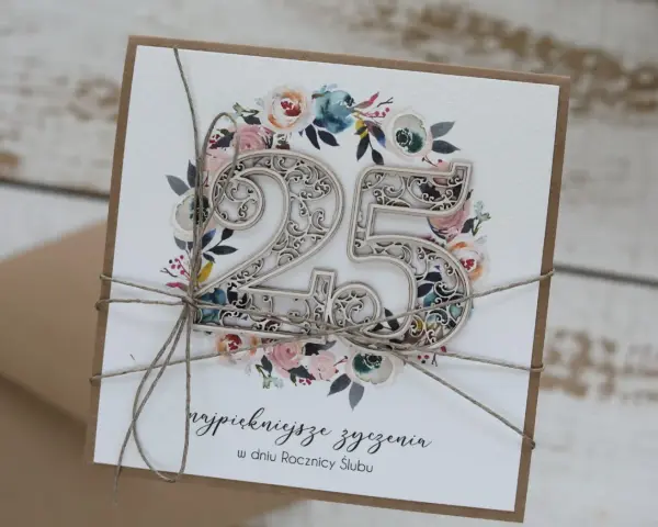 Elegancka kartka z cyfrą "25" i kwiatowym motywem, idealna na 25 lat po ślubie, jakie to gody.
