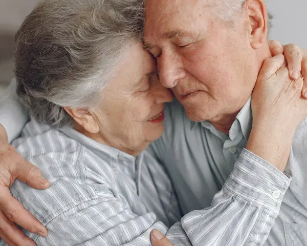 Para świętuje 65 lat małżeństwa. Jakie to gody? Diamentowe! Ich miłość trwa wiecznie.