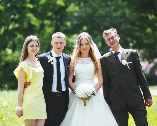 Para młoda z druhnami i świadkami. Czy świadek może być po ślubie? Tak, jak widać na zdjęciu, świadkowie są obecni i szczęśliwi.